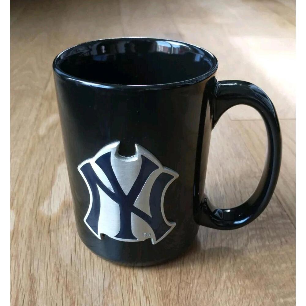 New York Yankees Ceramic Coffee Tea Mug 12 oz w/ 3D Logo Front Black Silver Navy